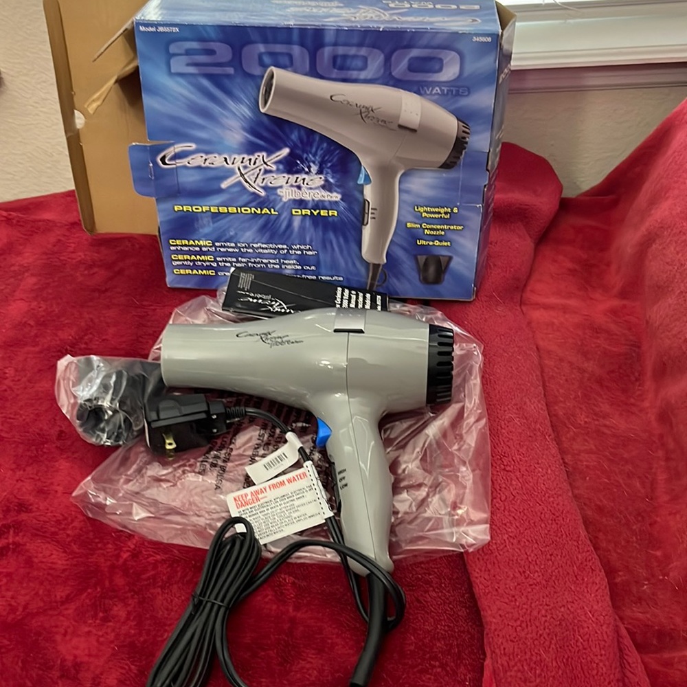 Ceramixtreme Professional Dryer New in box Bought it from Sally Beauty Supply